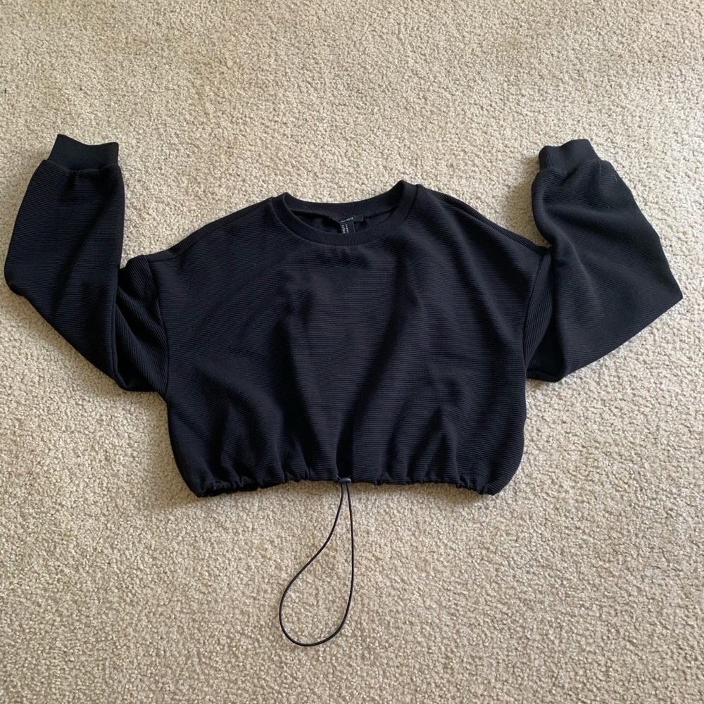 BLACK LONG SLEEVE CROP TOP WITH DRAWSTRING